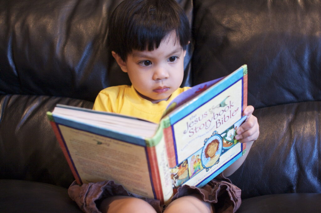 Alcune idee per aiutare i vostri figli ad amare la lettura della Bibbia