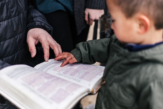 Come rendere i tuoi bambini entusiasti di leggere la Bibbia